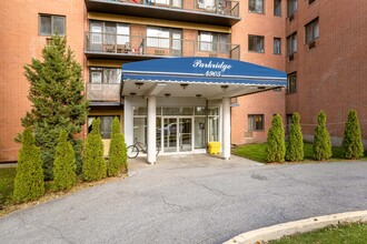 4905 De La Côte-Saint-Luc Ch in Montréal, QC - Building Photo - Building Photo