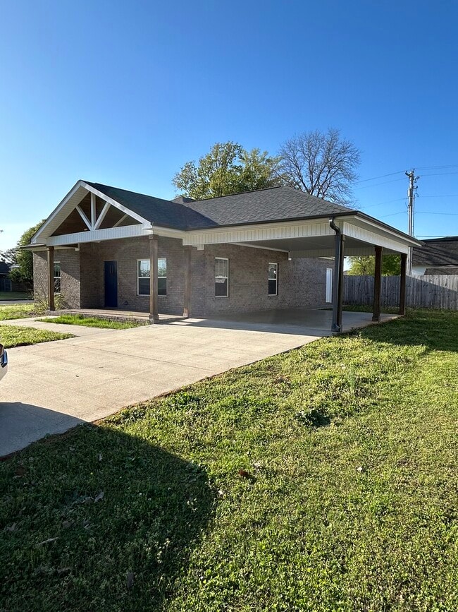 1001 Ford Ave in Muscle Shoals, AL - Building Photo - Building Photo