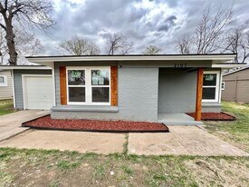 2107 Hedgerow St in Arlington, TX - Building Photo