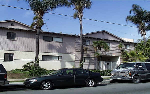 The Madrid Apartments in Van Nuys, CA - Building Photo - Building Photo