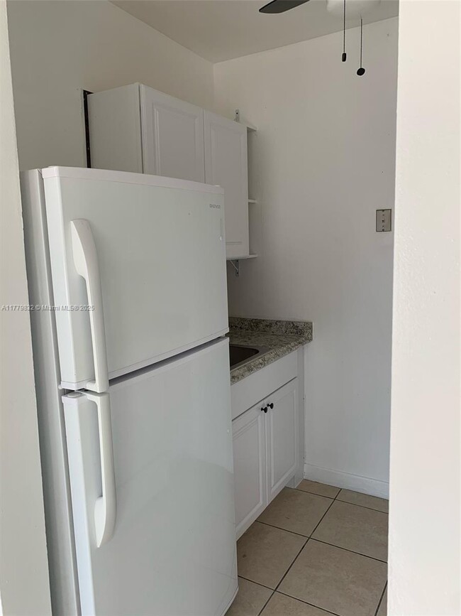 17051 NE 23rd Ave in North Miami Beach, FL - Foto de edificio - Building Photo