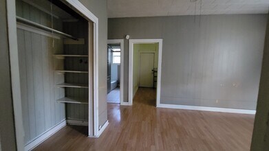 428 W Wardville St, Unit wardville small side east in Cleburne, TX - Building Photo - Building Photo