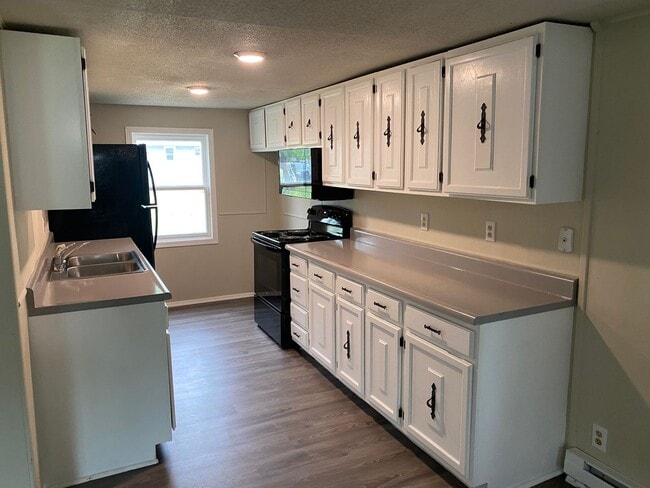 240 Lucinda St in Perry, IA - Building Photo - Building Photo