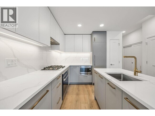 375 Clayton St in Coquitlam, BC - Building Photo - Building Photo