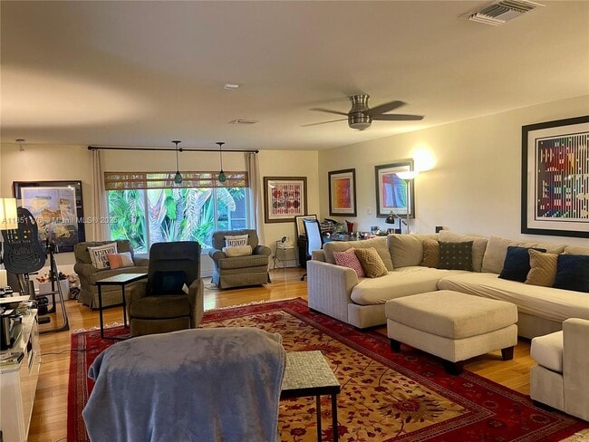 1013 E Cypress Dr in Pompano Beach, FL - Building Photo - Building Photo