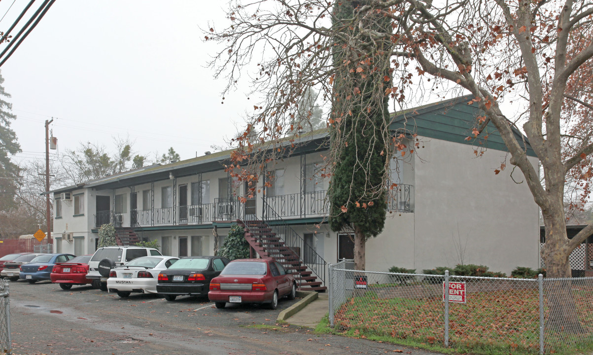 2234 Fairfield St in Sacramento, CA - Foto de edificio