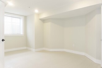 54 Athol St, Unit 1 in Boston, MA - Foto de edificio - Building Photo