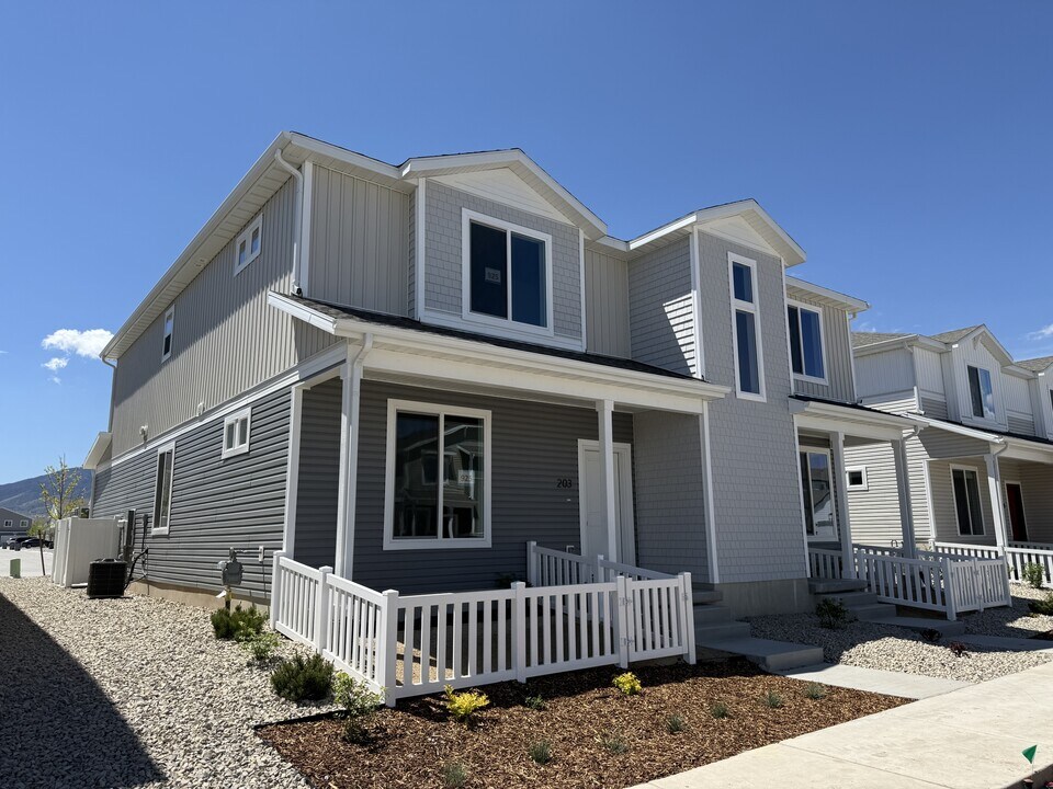 203 E Arcade Dr in Saratoga Springs, UT - Building Photo