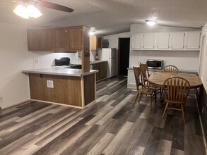 227 F St in Dickinson, ND - Foto de edificio - Building Photo