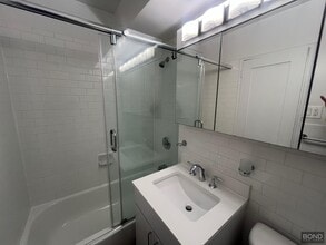 165 E 35th St in New York, NY - Building Photo - Building Photo