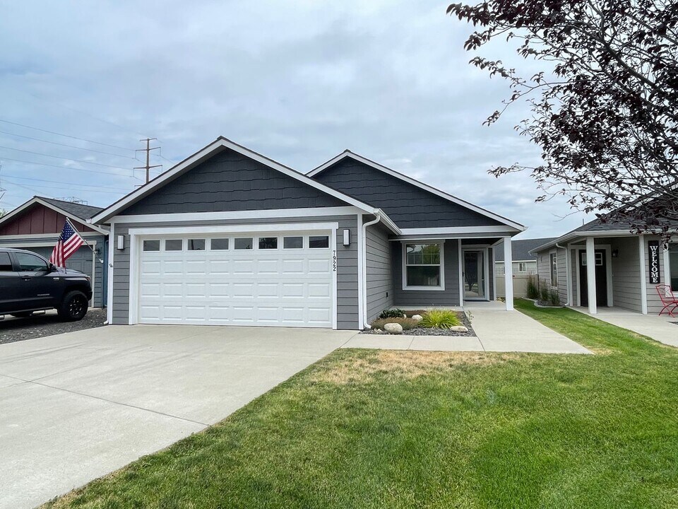 7922 W Kayak Ct in Rathdrum, ID - Building Photo