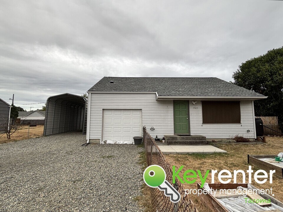 7025 S Pine St in Tacoma, WA - Foto de edificio