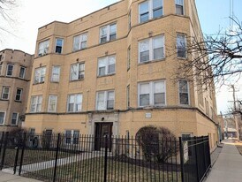 121 Elmwood Ave in Evanston, IL - Building Photo