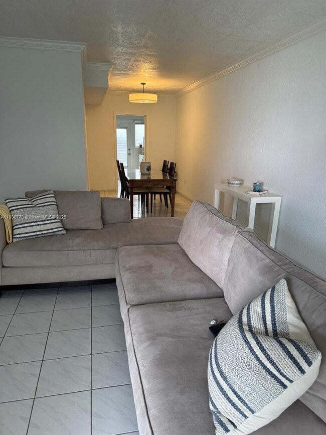 7921 East Dr in North Bay Village, FL - Foto de edificio - Building Photo