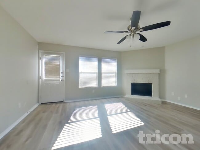 9200 Tierra Verde Dr in Fort Worth, TX - Building Photo - Building Photo