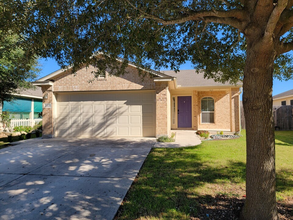 2123 Wiltshire Dr in New Braunfels, TX - Building Photo
