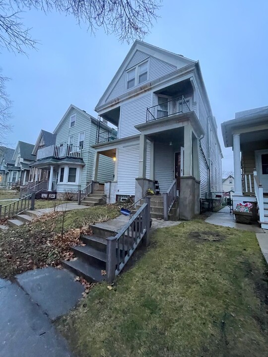 1675 N Marshall St in Milwaukee, WI - Foto de edificio