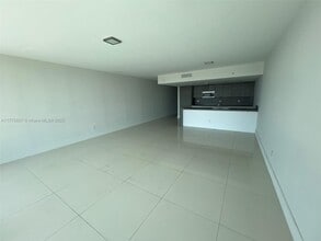 400 Sunny Isles Blvd, Unit 1618 in Sunny Isles Beach, FL - Building Photo - Building Photo