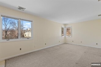 146 Main St, Unit 3 in Bloomingdale, NJ - Foto de edificio - Building Photo