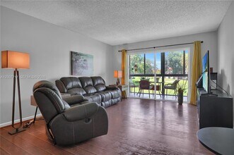 8941 S Hollybrook Blvd, Unit 203 in Pembroke Pines, FL - Foto de edificio - Building Photo