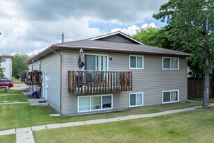 3832 47 St in Red Deer, AB - Building Photo