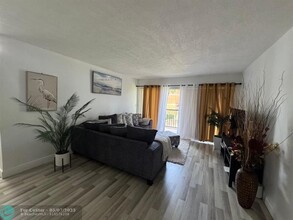8955 Wiles Rd in Coral Springs, FL - Building Photo - Building Photo