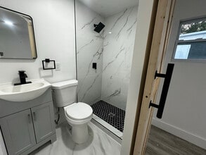 915 NW 46th St in Miami, FL - Building Photo - Building Photo