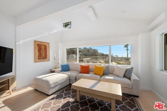 property at 117 W Channel Rd