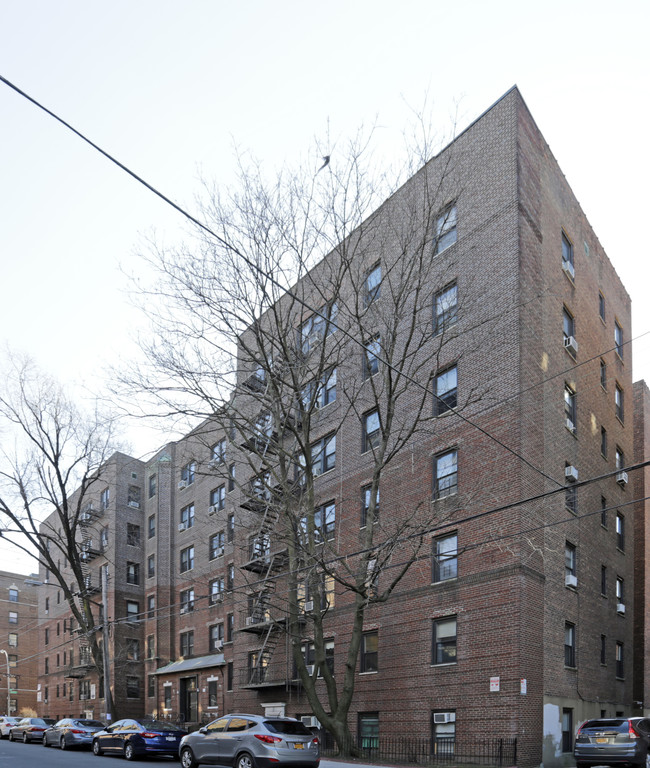 Commonwealth Apartments in Rego Park, NY - Foto de edificio - Building Photo