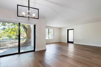 531 Menendez Ave in Miami, FL - Foto de edificio - Building Photo