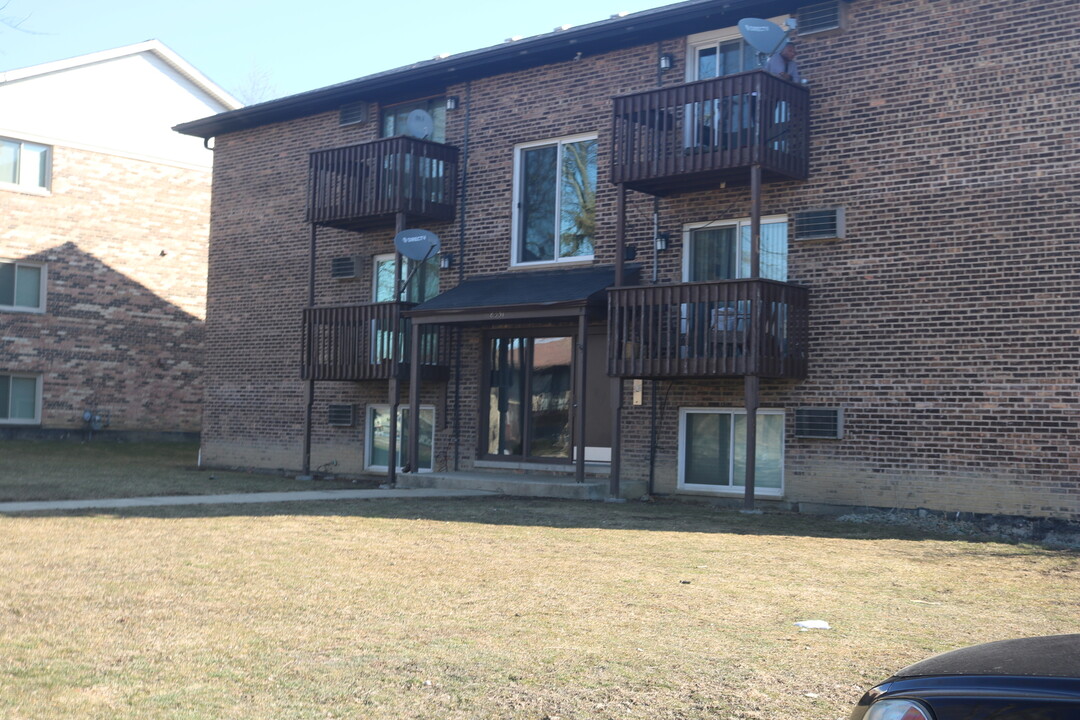 8331 Woodland Dr-Unit -F in Darien, IL - Foto de edificio