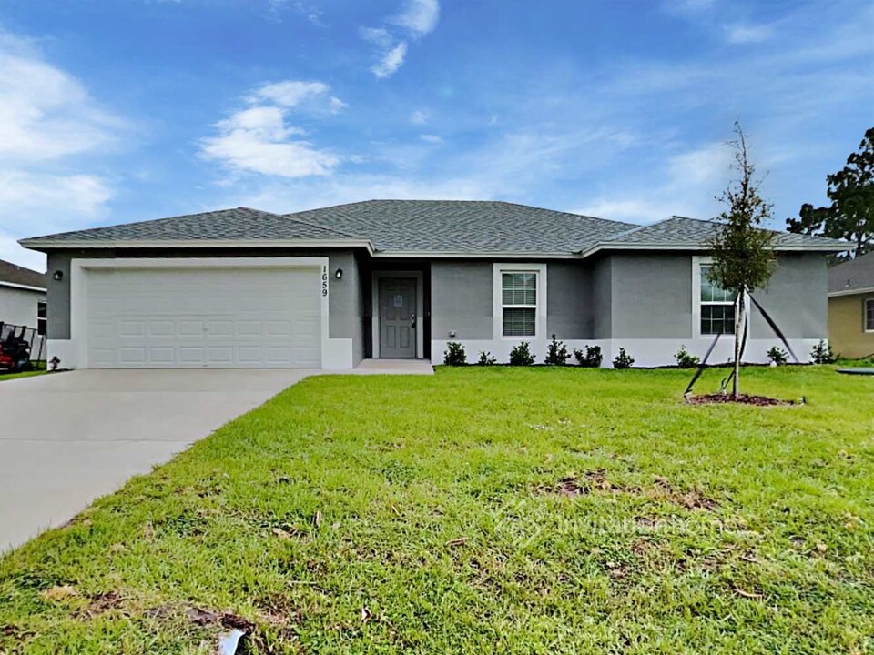 1659 SW Realty St in Port St. Lucie, FL - Foto de edificio