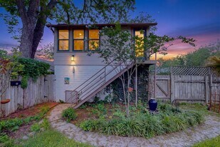 526 W Lynwood Ave in San Antonio, TX - Building Photo