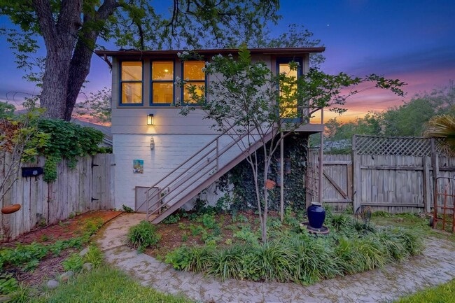 property at 526 W Lynwood Ave