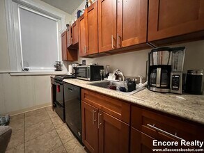 1583 Beacon St, Unit 1589-6 in Brookline, MA - Building Photo - Building Photo