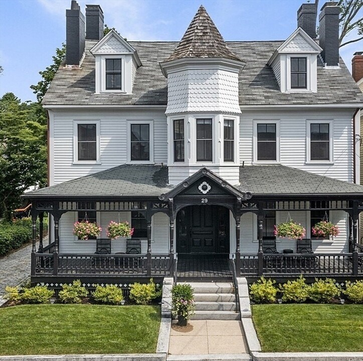 29 Central St in Manchester by the Sea, MA - Building Photo