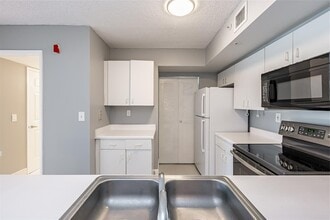 291 W 79th Pl, Unit C-308 in Hialeah, FL - Foto de edificio - Building Photo