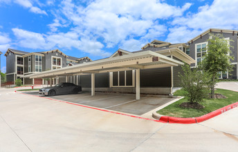 Oakwood Crossing in College Station, TX - Foto de edificio - Building Photo