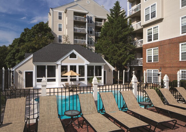 Rosslyn Vue Apartments in Arlington, VA - Building Photo - Building Photo