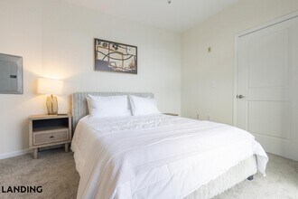 4921 Pretty Lake Ave, Unit 201 in Norfolk, VA - Foto de edificio - Building Photo