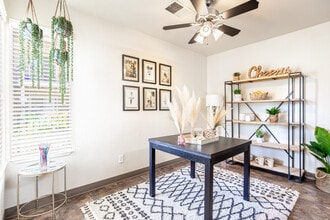 The Willows in Davis, CA - Foto de edificio - Interior Photo