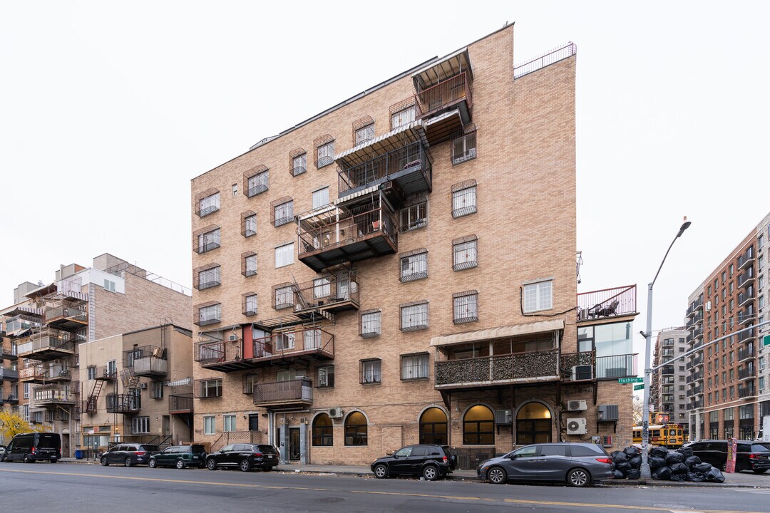 601 Flushing Ave in Brooklyn, NY - Building Photo