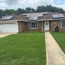 103 WindCrest in Floresville, TX - Foto de edificio - Building Photo