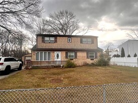20 W Belmont St in Bay Shore, NY - Building Photo
