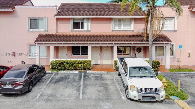 8013 Lake Dr in Doral, FL - Building Photo - Building Photo