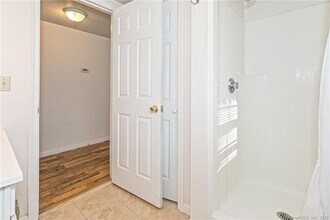 15 Indian Hill Ln, Unit 1 in Sandy Hook, CT - Building Photo - Building Photo