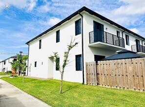 13663 SW 158th Ave in Miami, FL - Foto de edificio - Building Photo