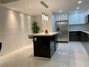 3731 N Country Club Dr in Aventura, FL - Building Photo - Building Photo