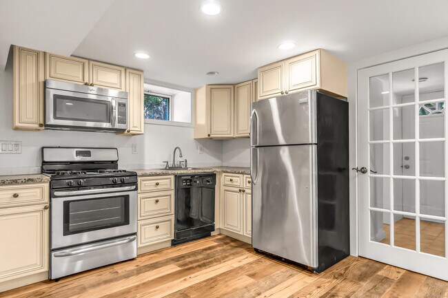 40 Elmwood Ave in Norwalk, CT - Building Photo - Building Photo