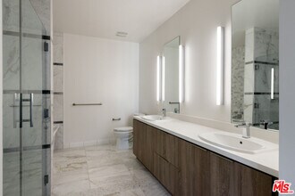 3425 W Olive Ave in Burbank, CA - Building Photo - Building Photo